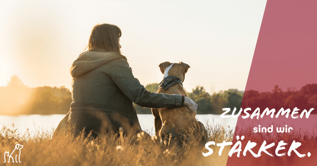 Hund und Besitzerin auf Gras mit Spruch