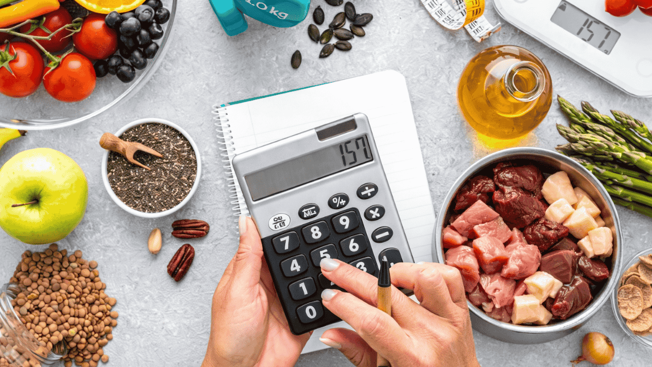 Kalorienberechnung mit Taschenrechner neben frischen Lebensmitteln und Zutaten